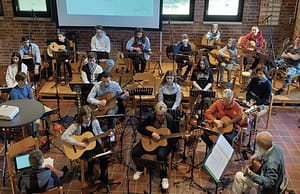 Mehr über den Artikel erfahren Gemeinsam Gitarre spielen lernen